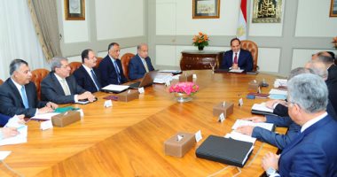 السيسي يوجه الحكومة بخفض الدين العام وزيادة الاحتياطى النقدى مع مراعاة محدودى الدخل.. واستيراد كميات من السلع الأساسية لتوفيرها خلال رمضان.. ويؤكد ضرورة التوصل لحل سياسى يلبى طموحات السوريين للحفاظ على المؤسسات
