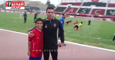 بالفيديو.. لاعبو الأهلى يلتقطون الصور مع عمرو اليتيم بعد ارتداءه تيشيرت الأحمر