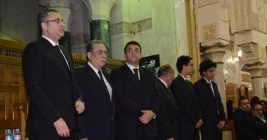 زحام شديد بعزاء الناقد سمير فريد فى مسجد عمر مكرم