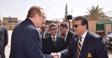 بالصور .. محافظ بنى سويف يستقبل وزير التعليم العالى و البحث العلمى 