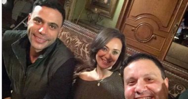 إنجى أبو اليزيد تنشر صورة من كواليس مسلسل "لمعى القط" بصحبة محمد إمام