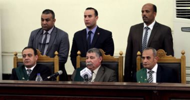 بالصور.. قاضى "اغتيال النائب العام" يرفع الجلسة بسبب مشادة بين النيابة والدفاع
