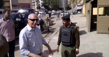 بالفيديو والصور .. محافظ أسوان يجرى جولة على الكنائس والتمركزات الأمنية