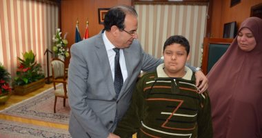 بالصور .. محافظ الدقهلية يزور الشاب المعاق ذهنيا المعتدى عليه جنسيا