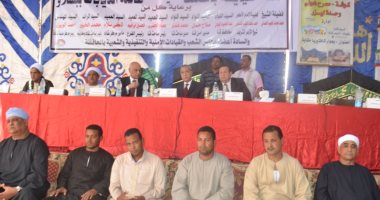 بالصور.. محافظة قنا ومدير الأمن يشهدان صلح "القودة" بين عائلتين بنقادة