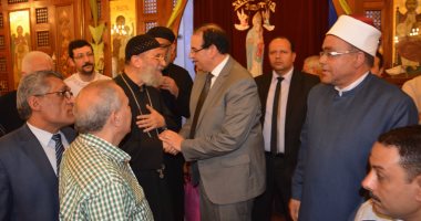 بالصور .. محافظ الدقهلية يقدم العزاء للأقباط فى الشهداء ضحايا الإرهاب 