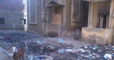 مياه الصرف تهدد عمارة البريد بمطاى فى المنيا بالانهيار وتشريد 20 أسرة
