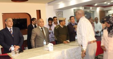 أمن أسوان يقدم هدايا رمزية للأطفال الأيتام