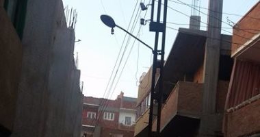 قارئ بالقليوبية يطالب بنقل عمود كهرباء من منتصف الطريق