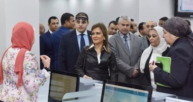 بالصور سحر نصر تتفقد أعمال تطوير مجمع خدمات الاستثمار 