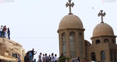 الأقباط يحتفلون بـ"أحد السعف" بدير الأنبا سمعان فى المقطم
