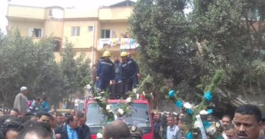 بالصور.. أهالى كوم حمادة يشيعون جثمان الشهيد عصام الديب بالزغاريد