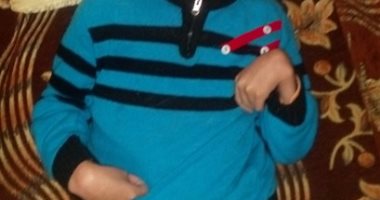 بالصور.. الطفل "محمد" مصاب بضمور فى المخ.. ووالده: "طمنونى عليه وخدوا عمرى"