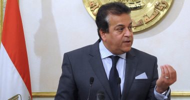 وزير التعليم العالى يستعرض تقريرا عن أول حاضنة تكنولوجية متخصصة