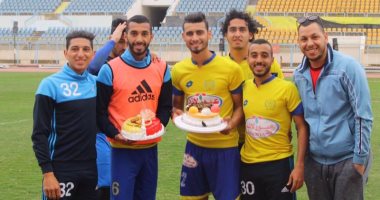 بالصور.. لاعبو الإسماعيلى يحتفلون بعيد ميلاد "بوشا"