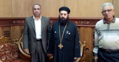 بالصور.. رئيس مدينة بركة السبع فى جولة تفقدية على الكنائس 