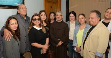 وفد من الفنانين يزور مصابى كنيسة طنطا بمعهد ناصر
