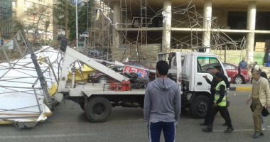 بالصور.. سقوط لوحة إعلانية بشارع جامعة الدول العربية فى المهندسين
