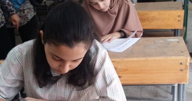 مدير تعليم أكتوبر يتفقد لجان امتحانات البوكليت.. ويؤكد: حصر ملاحظات الطلاب