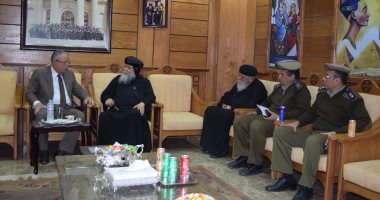محافظ المنيا يعزى الأنبا مكاريوس فى شهداء كنيستى طنطا والإسكندرية