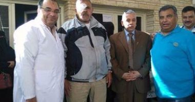 وكيل صحة دمياط يتفقد قافلة العيون بمستشفى رأس البر