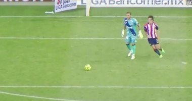 بالفيديو.. لاعب مكسيكى يخطف فوزاً قاتلاً لفريقه بهدف "سرقة"