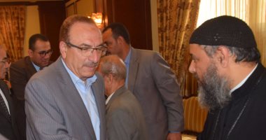 محافظ بنى سويف يعزًى الأنبا اسطفانوس فى شهداء كنيستى مارجرجس والمرقسية