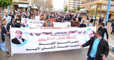 بالفيديو والصور.. محافظ مطروح يقود مسيرة للتنديد بالإرهاب ويقدم واجب العزاء بكنيسة العذراء