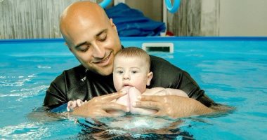 تفتكر ابنك ممكن يتعلم السباحة من عمر كام؟.. محمد يدرب الأطفال من سن شهرين