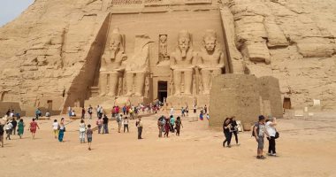 بالصور.. ألف سائح يزورون المعالم الأثرية بأسوان اليوم