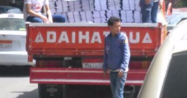يحملون أثقالا مع أثقالهم.. طلاب مدرسة بالعجوزة ينقلون الكتب فى سيارة ربع نقل