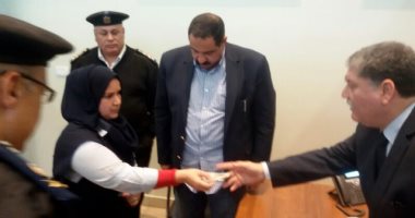 مدير أمن المطار يكرم شرطية لأمانتها وتسليمها مبلغ مالى كبير خاص براكب
