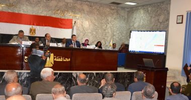 محافظ سوهاج يناقش خطة توريد الأقماح والتيسير على المزارعين