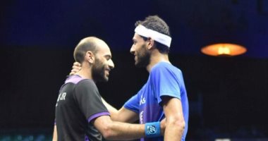 الشوربجي يقبل رأس أخيه الأصغر بعد الخسارة أمامه بربع نهائي الجونة للإسكواش