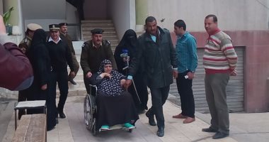 الشرطة النسائية تنقل ناخبة مسنة لمساعدتها للإدلاء بصوتها بلجنة أبوكبير