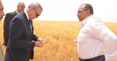 بالصور..محافظ قنا يشهد انطلاق موسم حصاد القمح بمشروع المليون ونصف فدان