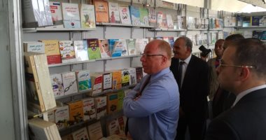 بالصور.. وزير الثقافة ومحافظ الأقصر يتفقدان تجهيزات معرض الكتاب الدولى