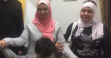 شرطة المترو تعيد طفلا لوالدته بعد تركها ونزوله بمفرده فى محطة طرة البلد