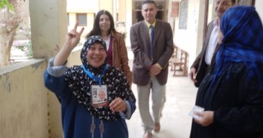 عجوز تصطحب ابنتها المعاقة فى الانتخابات التكميلية بالمنوفية