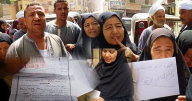 بالصور.. شائعات معاش جمال مبارك تضرب سوهاج.. مواطنون يتسابقون على تقديم طلبات الحصول على المعاش والمنح المزعومة رغم التحذيرات.. ارتفاع سعر طابع البريد لـ17 جنيها.. والأمن يضبط مروجى الشائعات