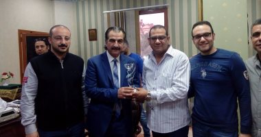 بلدية المحلة يكرم "اليوم السابع" قبل مباراة الديربى