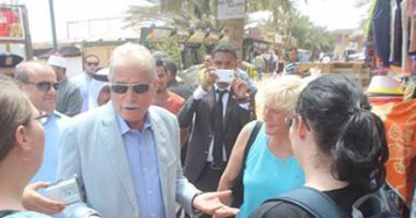 بالصور.. محافظ جنوب سيناء يلتقى عددا من السائحين بدهب