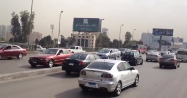 المرور يرفع أتوبيس وسيارة معطلين من أعلى كوبرى أكتوبر ومنطقة السيدة زينب