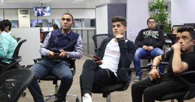 بالصور.. أحمد الشيخ يتابع "قمة" ريال مديد وبايرن ميونخ فى "اليوم السابع"