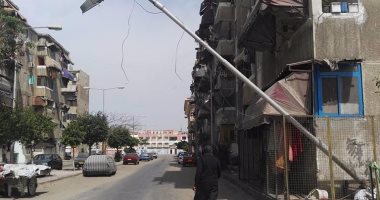 عمود إنارة مائل بحى الزهور فى بورسعيد يهدد حياة المارة