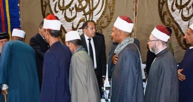 محافظ سوهاج يتلقى واجب العزاء فى شهداء حادث تفجير كنيستى طنطا والإسكندرية