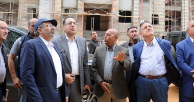 بالصور.. وزير الإسكان يتفقد أول عينة تشطيب واجهات عمارات العاصمة الإدارية