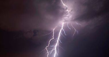 بالصور.. سقوط أمطار غزيرة على القاهرة والجيزة.. وتراكم المياه بالشوارع