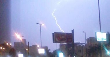 بالصور..البرق والرعد يضربان سماء العاصمة.. واستمرار سقوط الأمطار الغزيرة