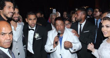 بالفيديو والصور.. رقصة شعبى لمعلول مع سعد سمير فى فرح مؤمن زكريا